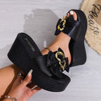 Damen Wedge-Pantoletten mit dekorativem Schleifen-Detail und goldener Kettenapplikation R&B