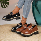 Damen Modische und komfortable Slipper mit glänzendem Obermaterial und Kettenakzent R&B