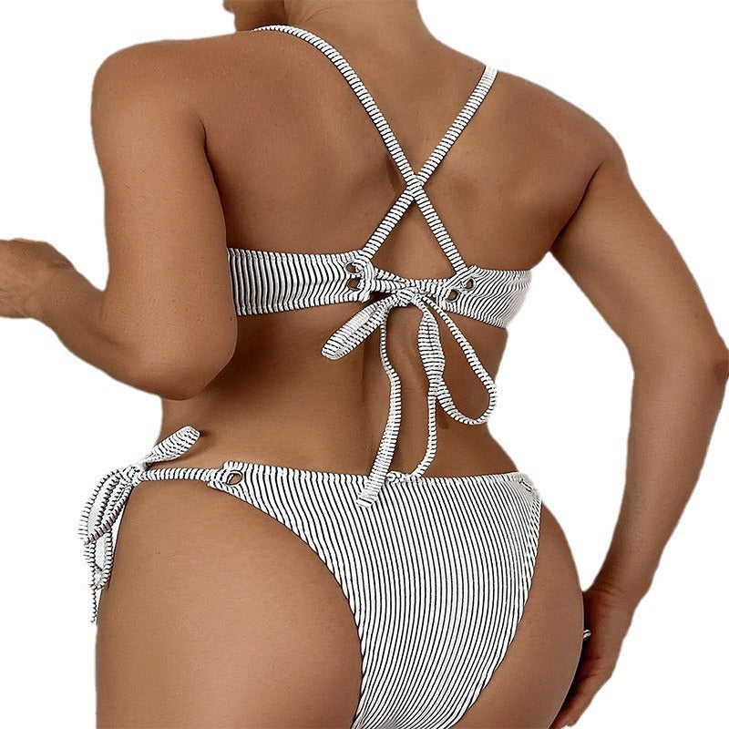 Damen Bandeau-Bikini mit eleganten BindR&Bändern und modischem Streifenmuster R&B