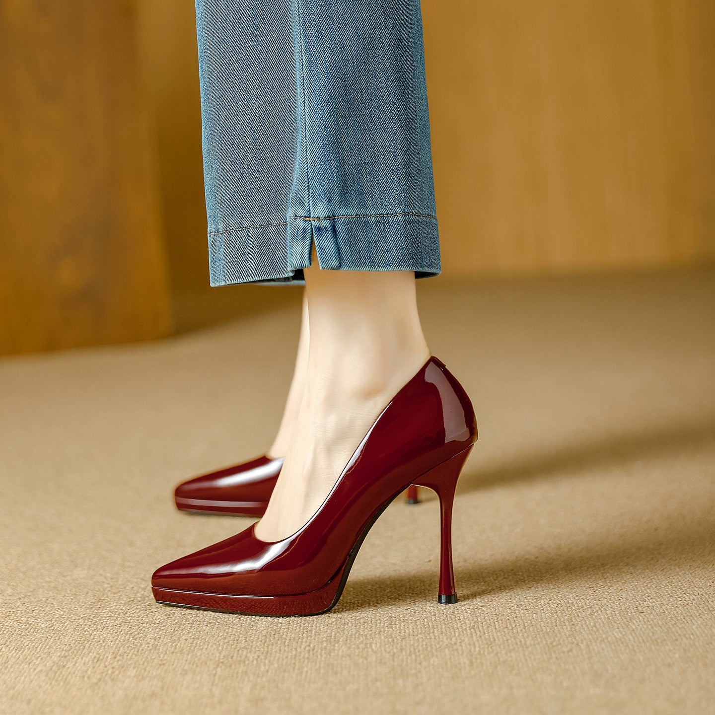 Damen stilvolle spitze High Heels mit glänzender Oberfläche