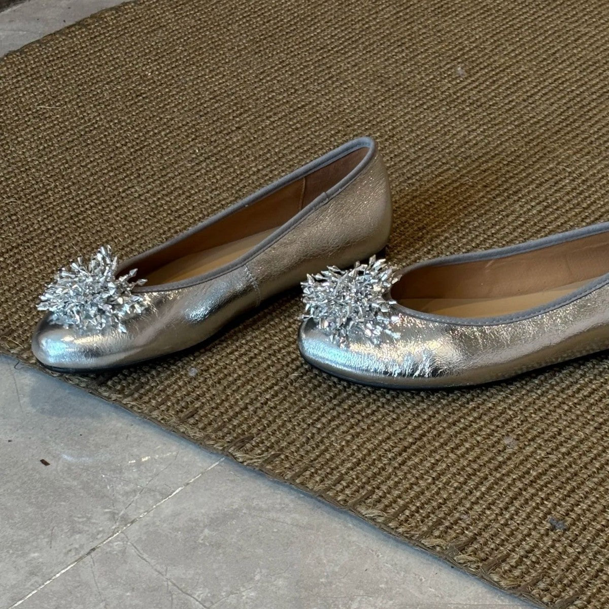 Damen Ballerinas mit außergewöhnlichem Blumendekor und glänzender Oberfläche