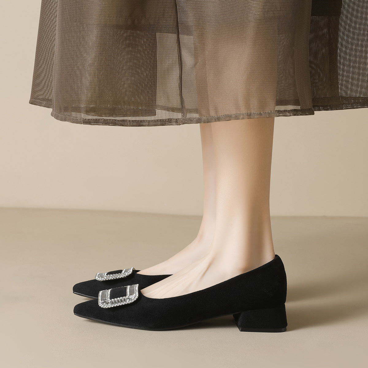 Damen spitze Pumps mit funkelndem Schnallenakzent