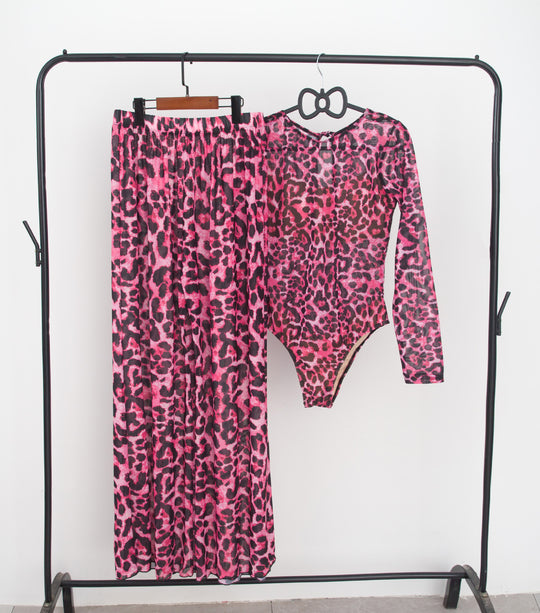 Damen modisches Badeoutfit mit langärmeligen Oberteil und lässigen Pants R&B