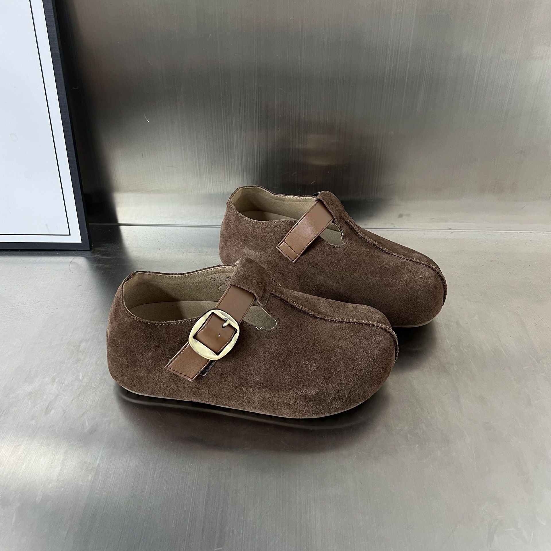 Damen Veloursleder Clogs mit verstellbarem Riemen und anatomischem Fußbett R&B