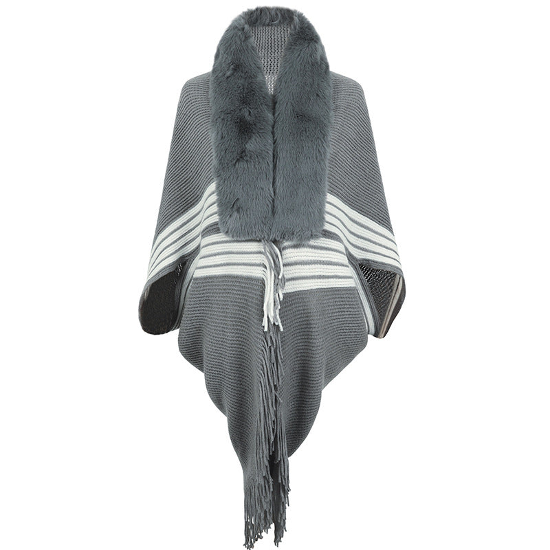 Damen eleganter Strickponcho mit kunstfellbesetztem Kragen und Fransen R&B