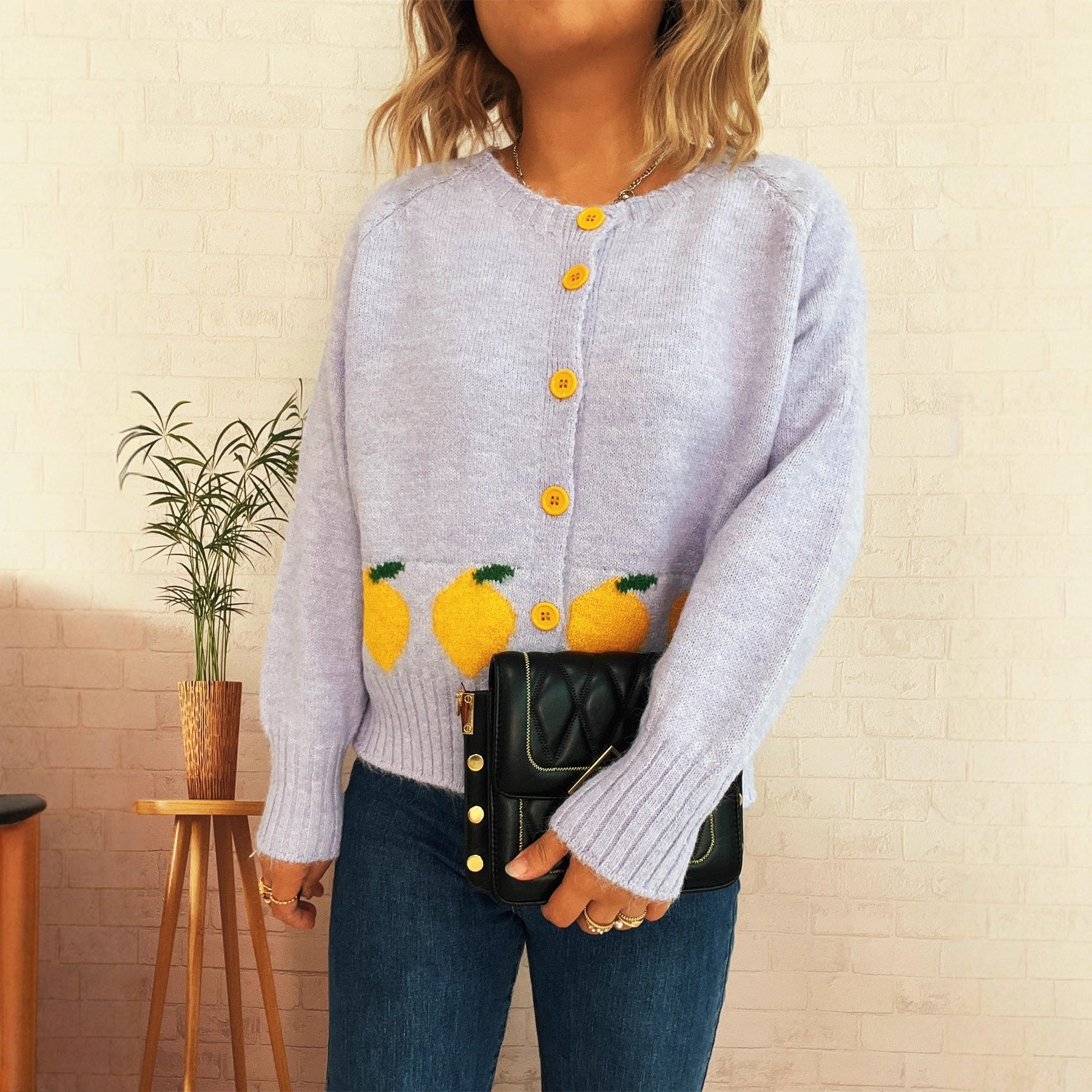 Damen Strickjacke mit fruchtigem Motiv und Knopfdetails R&B