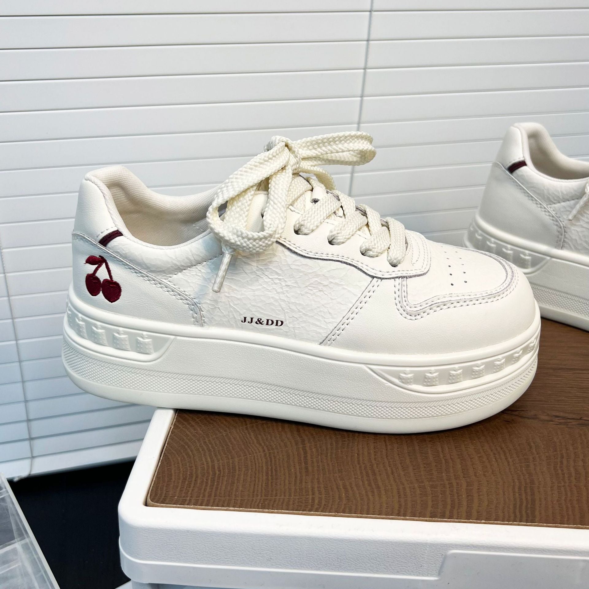 Damen Sneaker mit modischem Plateau und applikierter Kirschstickerei R&B