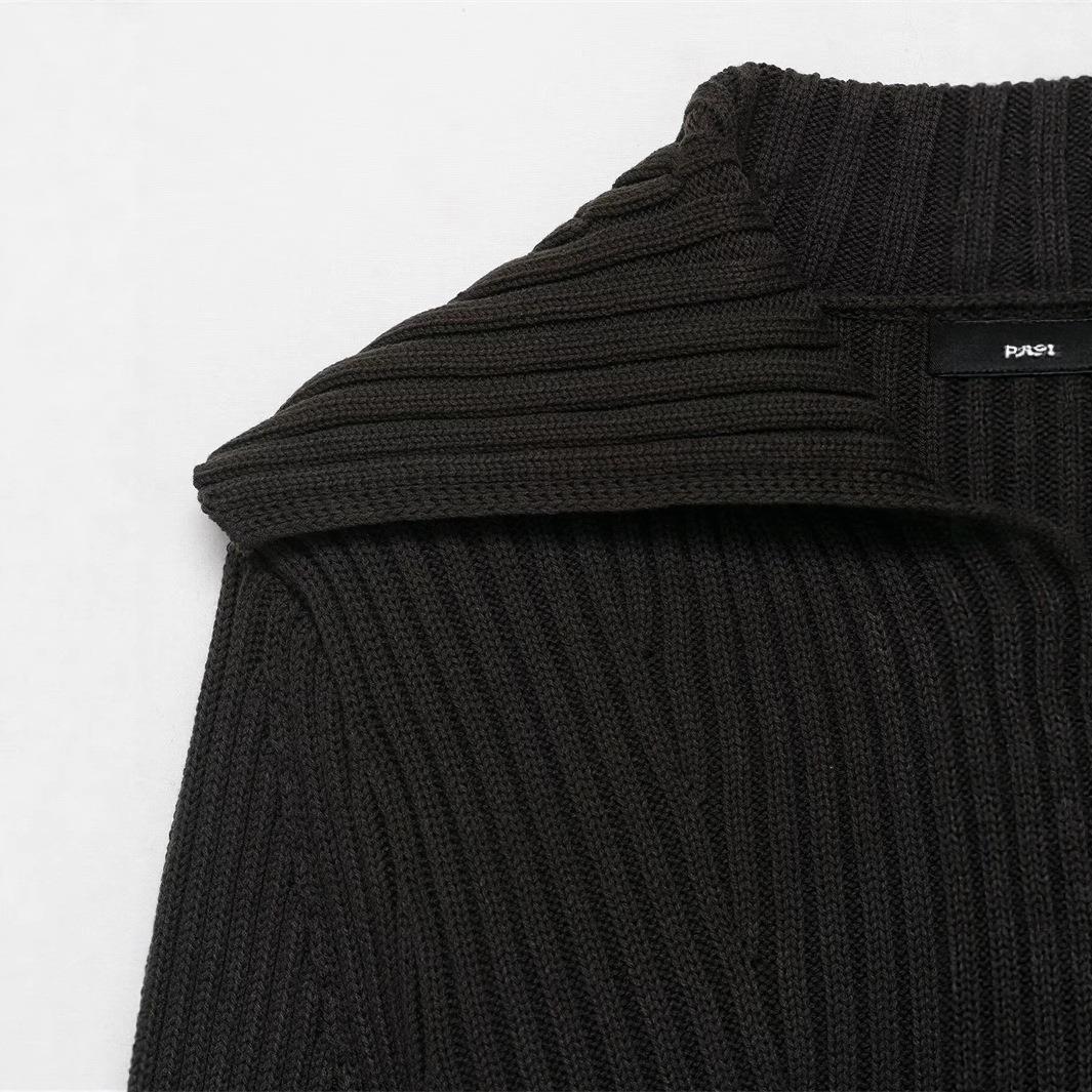 Damen Strickjacke mit breitem Kragen und modischen Knopfdetails R&B