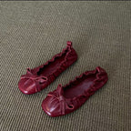 Damen Ballerina-Schuhe mit glänzender Oberfläche und verspieltem Rüschenrand