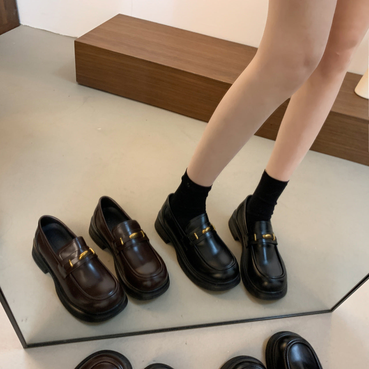 Damen Elegante Mokassins mit modischem Design und goldenen Details R&B