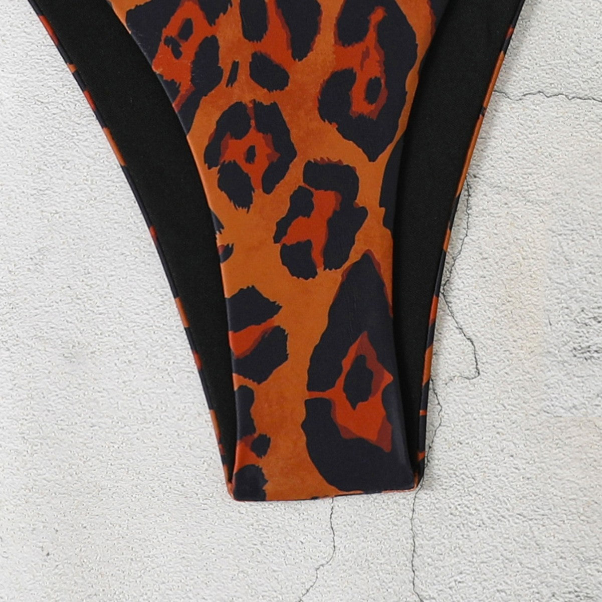 Damen Triangel-Bikini mit hochgeschnittenem Unterteil und animalischem Muster R&B