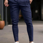 Herren modische Chino-Hose mit innovativen Falten und trendigem Slim-Fit Schnitt