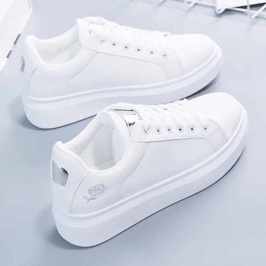 Damen nan urbaner Freizeit-Sneaker mit dezenter Rosenstickerei, erhöhtem Keilsohlenprofil und gepolstertem Komfortfußbett R&B