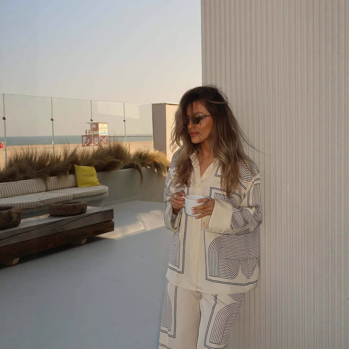 Damen Set aus lässigem Hemd und weiten Hosen im geometrischen Design R&B