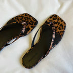 Damen Zehentrenner-Sandalen mit stilvollem Leopardenmuster und eleganten Riemen R&B