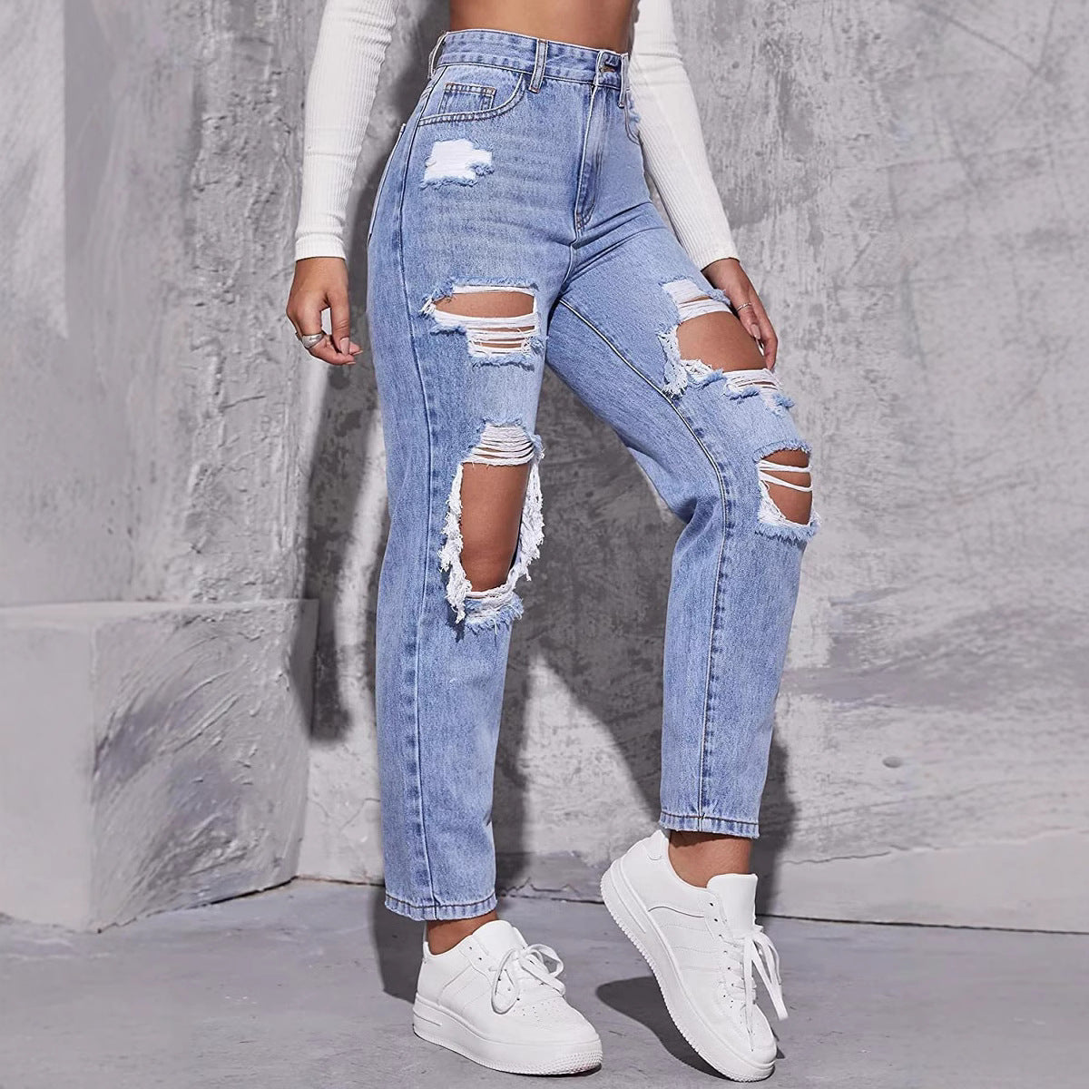 abgetragene gerade geschnittene Jeans