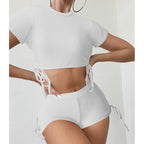 Damen sportliches Crop-Top mit verspielten Bindändern und Shorts