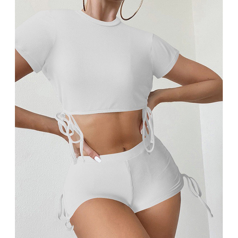 Damen sportliches Crop-Top mit verspielten Bindändern und Shorts