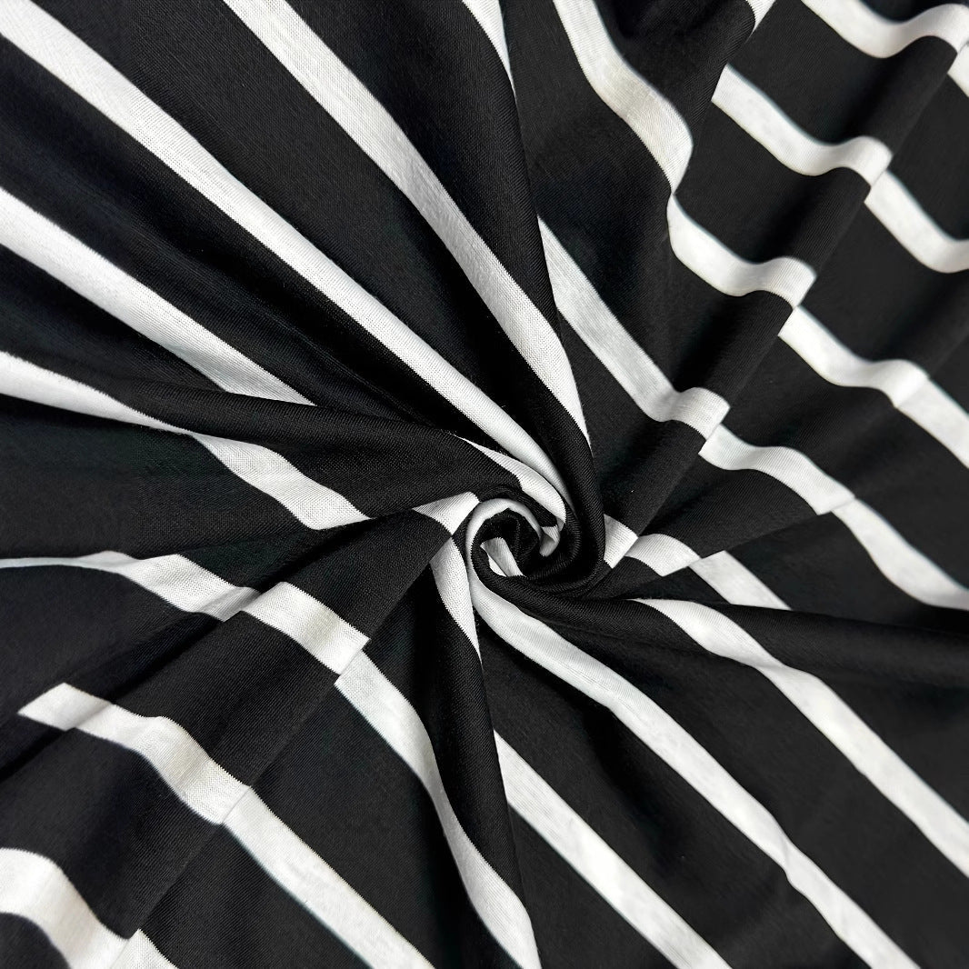 Damen Wickelkleid mit asymmetrischem Streifenmuster und tailliertem Schnitt