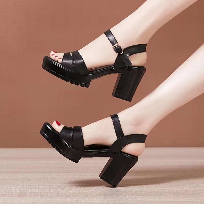 Damen Plateau Sandalen mit speziellen Riemen und rutschfester Sohle