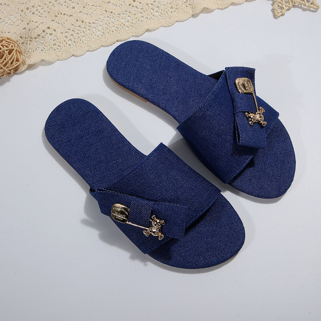 Damen elegante Slip-On Pantoletten mit verschnürtem Riemen und dekorativem Accessoire R&B