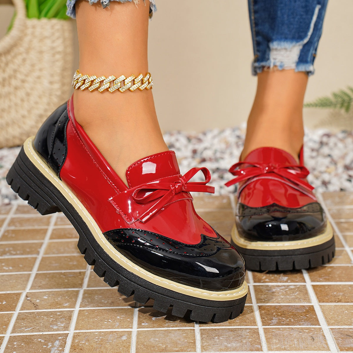 Damen Elegante Schnürschuhe mit hochglänzendem Obermaterial und modischem Kontrast