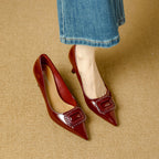 Damen elegante Lackpumps mit auffälliger Schmuckapplikation