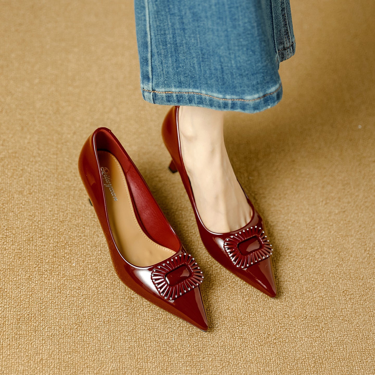 Damen elegante Lackpumps mit auffälliger Schmuckapplikation