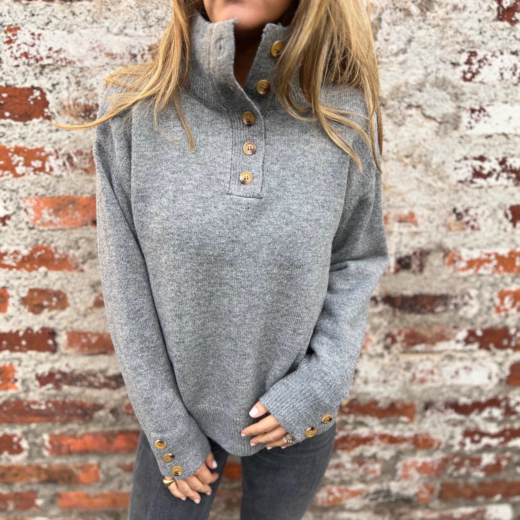 Damen modischer Strickpullover mit Knopfdetails und hohem Kragen R&B