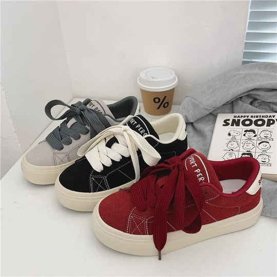 Damen Sportliche Sneakers aus hochwertigem Wildleder mit bequemen Schnürdetails R&B