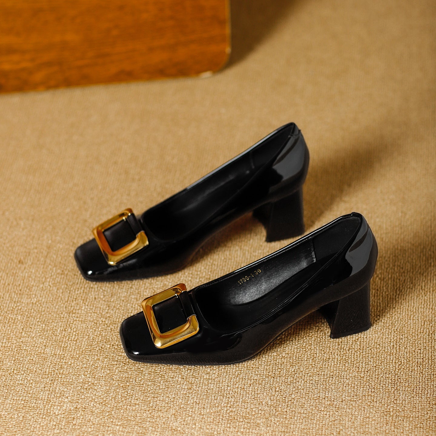 Damen elegante High Heels mit schickem quadratischem Zehenbereich und goldener Schnalle