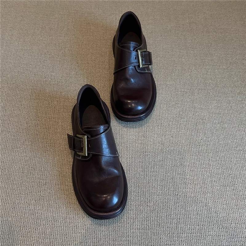 Damen weiche Lederschuhe mit modischer Schnallenverzierung R&B
