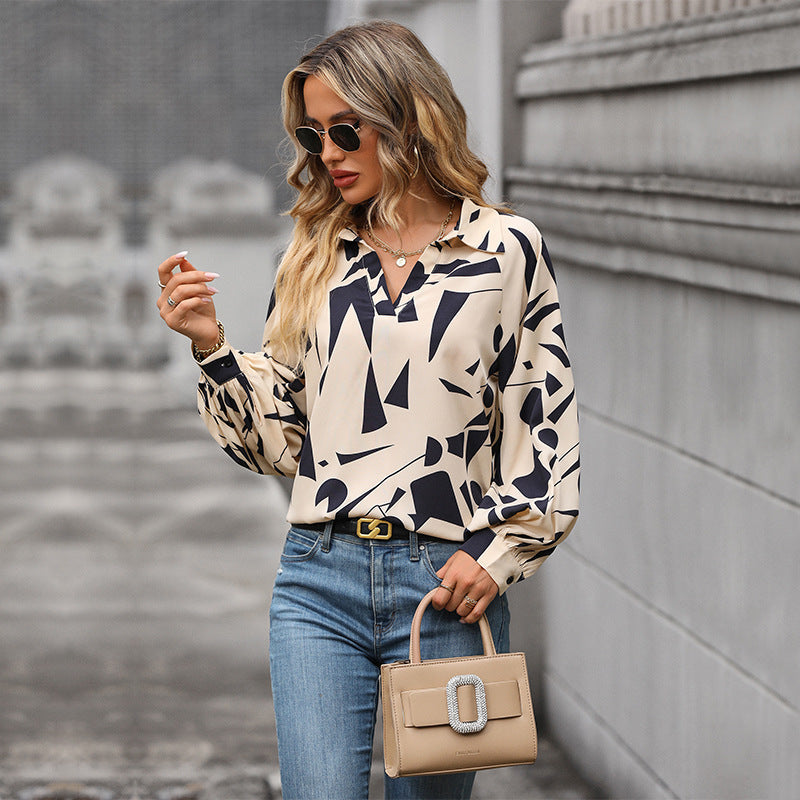 Damen Bluse mit modernem grafischen Design und V-Ausschnitt R&B
