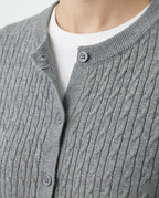 Damen klassischer Strickcardigan mit feiner Zopfstruktur Rundhalsausschnitt und schmaler Silhouette R&B