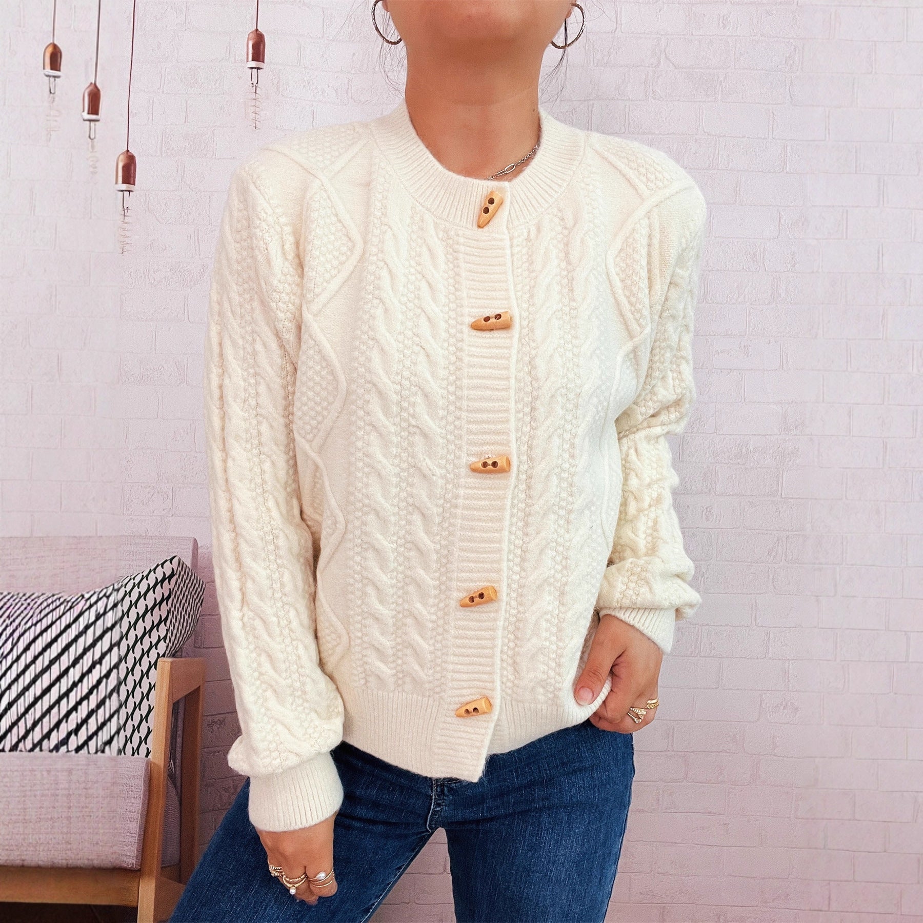 Damen Strickjacke mit dekorativen Knöpfen und strukturierter WR&Bart R&B