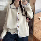 Damen Bequemer Strickcardigan mit kontrastierenden Knopfdetails und großem Kragen