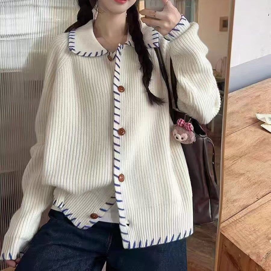 Damen Bequemer Strickcardigan mit kontrastierenden Knopfdetails und großem Kragen