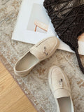 Damen Mokassins aus weichem Veloursleder mit elegantem Design und dekorativem Riemen