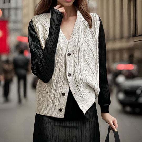Damen Strickweste mit kunstvollem Zopfmuster und Knopfdetails R&B