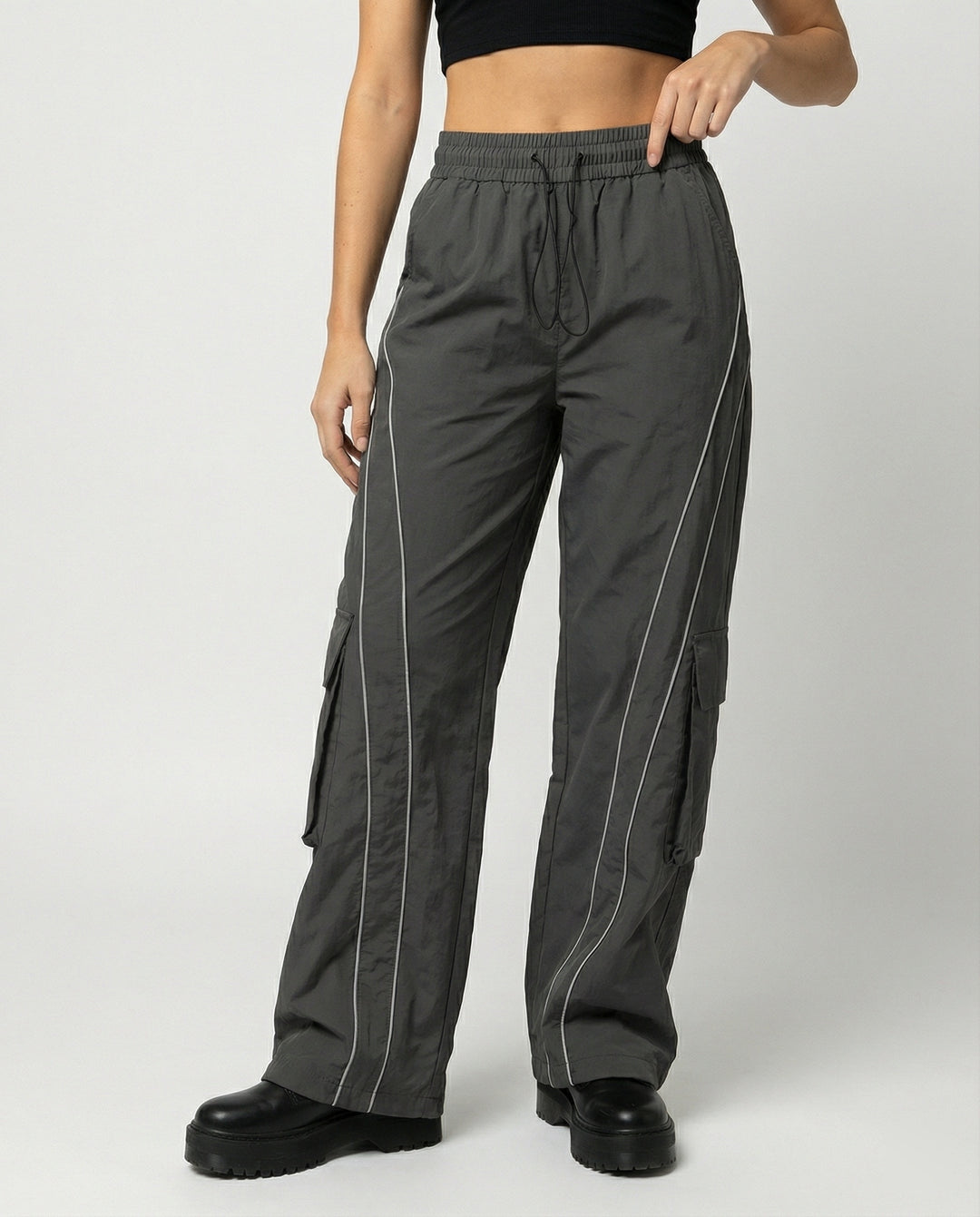 Damen weite Cargo-Hose mit Tunnelzugbund, reflektierenden Seitenpaspeln und langen Saum R&B