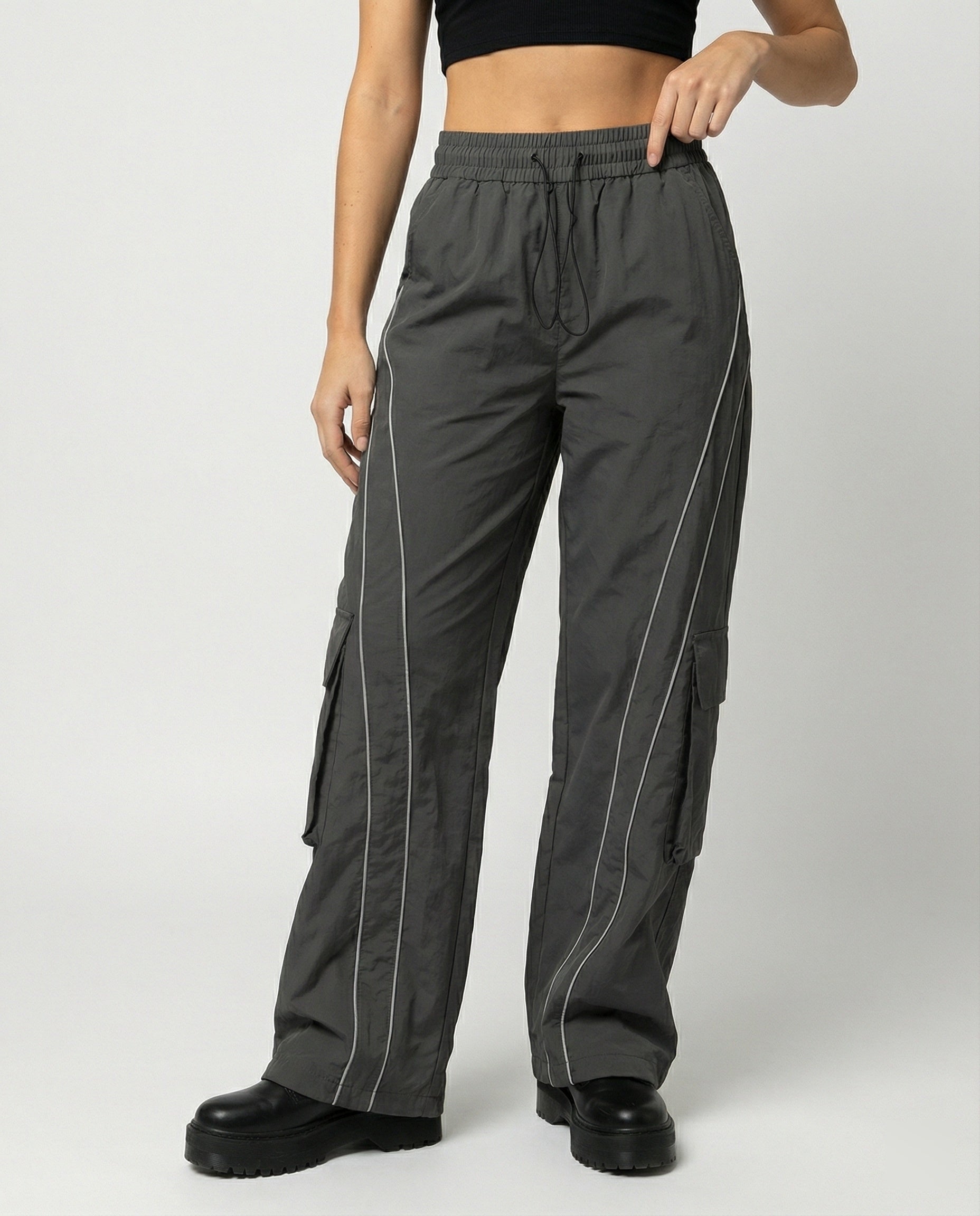 Damen weite Cargo-Hose mit Tunnelzugbund, reflektierenden Seitenpaspeln und langen Saum R&B