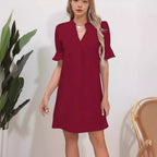 Damen Elegantes Kurzarm-Kleid mit V-Ausschnitt und Schößchen R&B