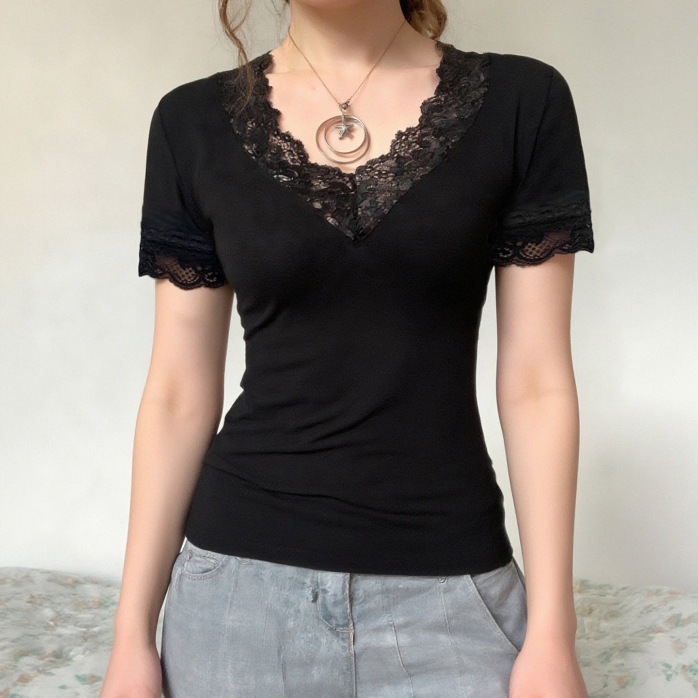 Damen Elegantes Spitzen-T-Shirt mit V-Ausschnitt und Kurzarm R&B