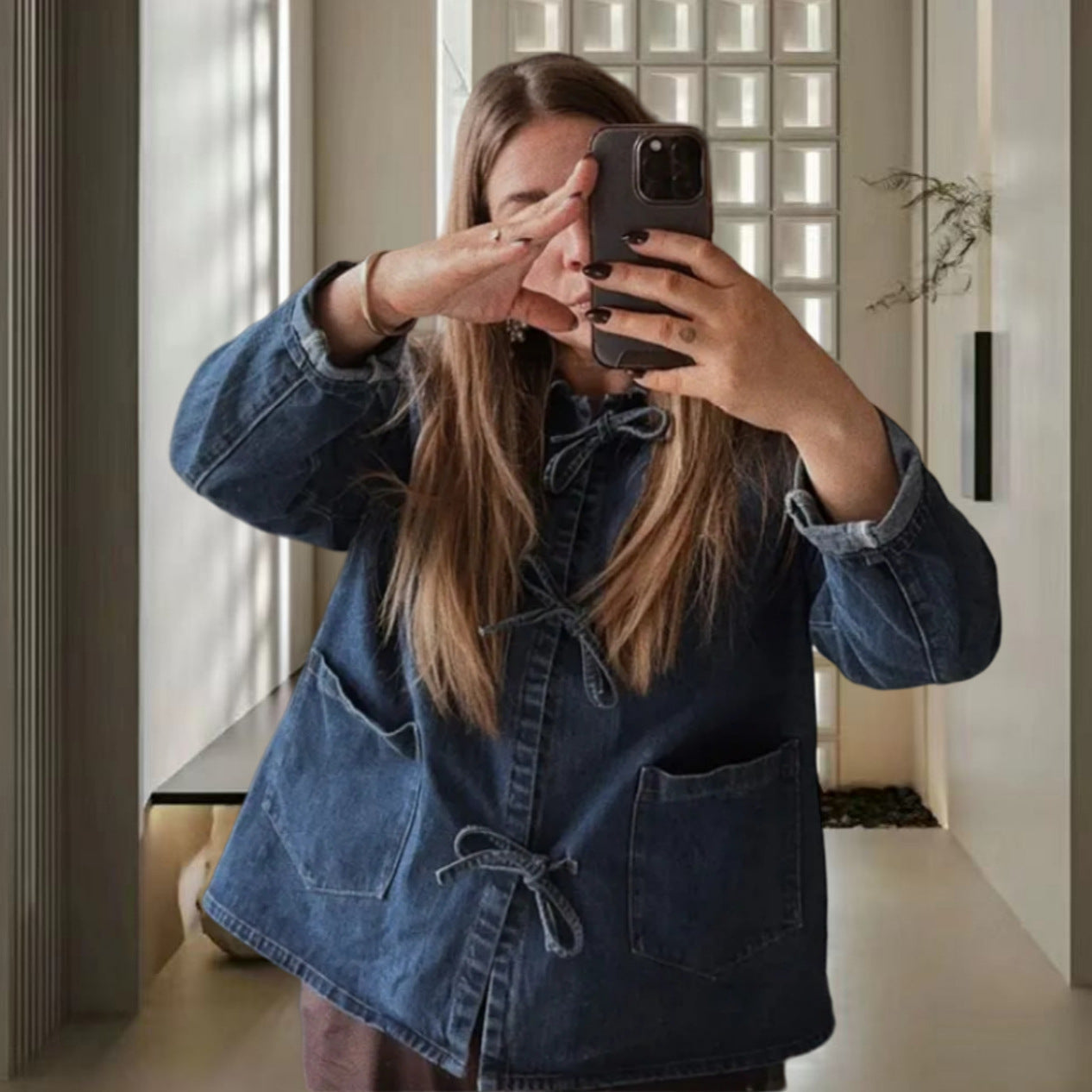 Damen modische Jeansjacke mit dekorativen Knopfdetails und zwei aufgesetzten Taschen R&B