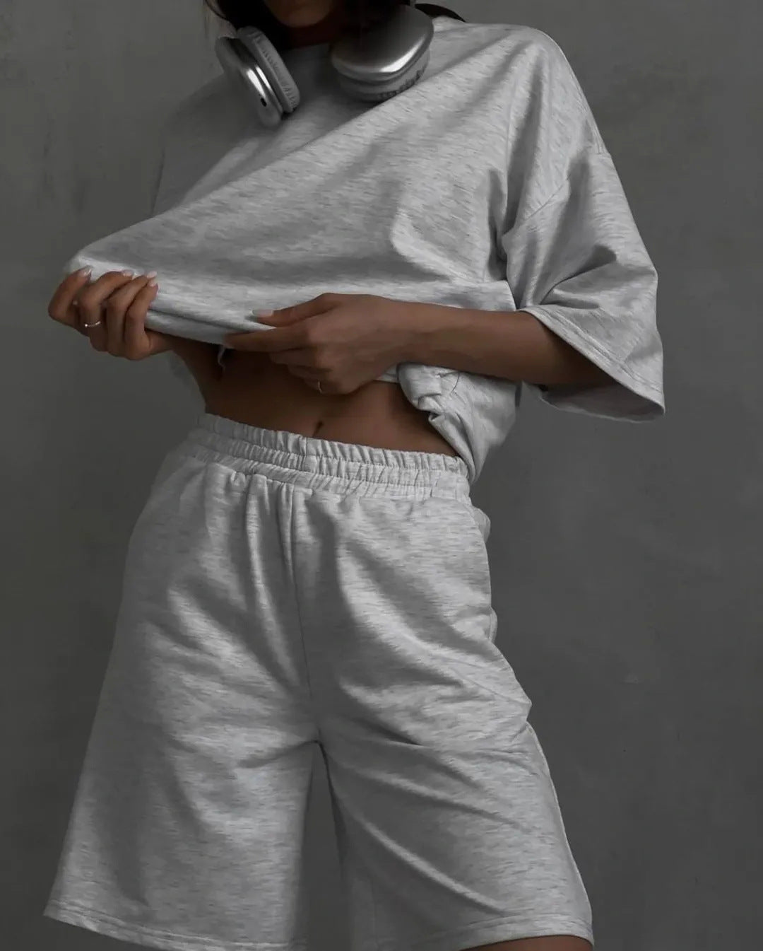 Damen sportliches Set aus lässigem T-Shirt und bequemen Shorts R&B