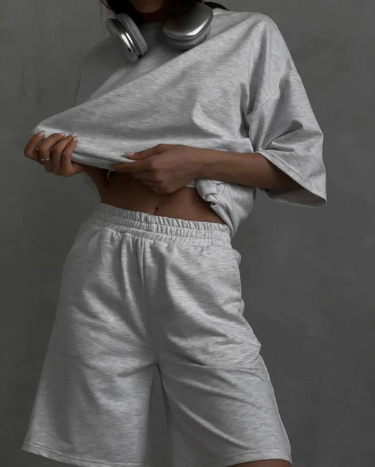 Damen sportliches Set aus lässigem T-Shirt und bequemen Shorts R&B