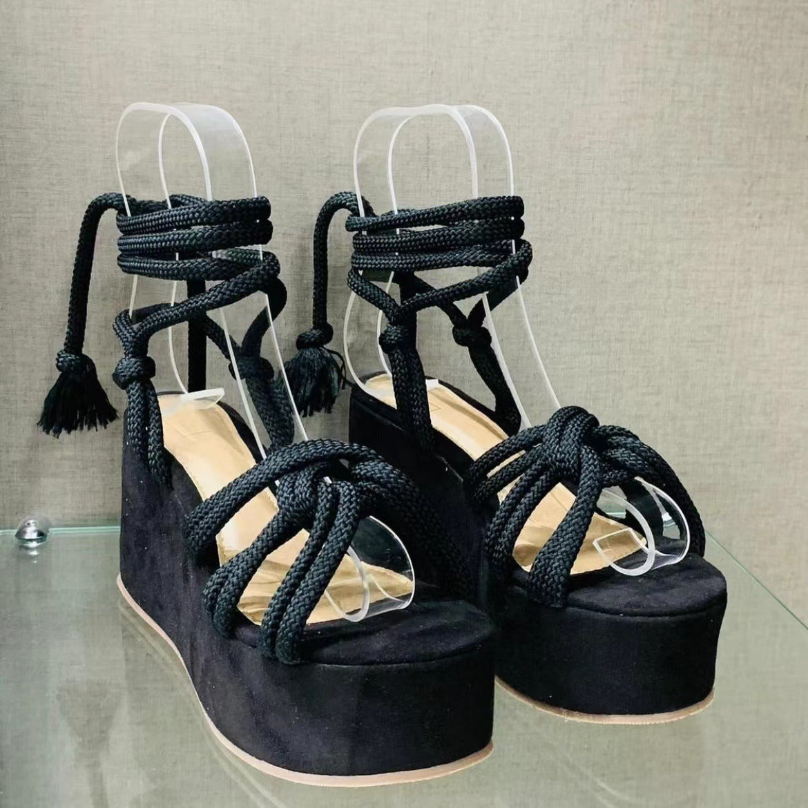 Damen Wedge-Sandalen mit verstellbarem Schnürdesign und eleganten Quasten R&B