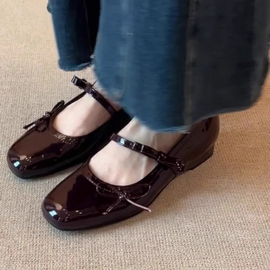 Damen Ballerina-Schuhe mit schimmernder Oberfläche und verspieltem Riemen