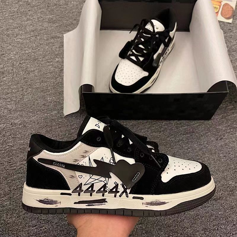Damen Sneakers mit einzigartigen Herzapplikationen und kreativem Graf desig