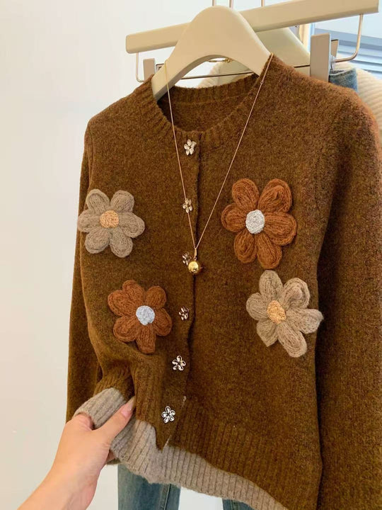 Damen Strickjacke mit floralen Applikationen und eleganten Knopfdetails R&B